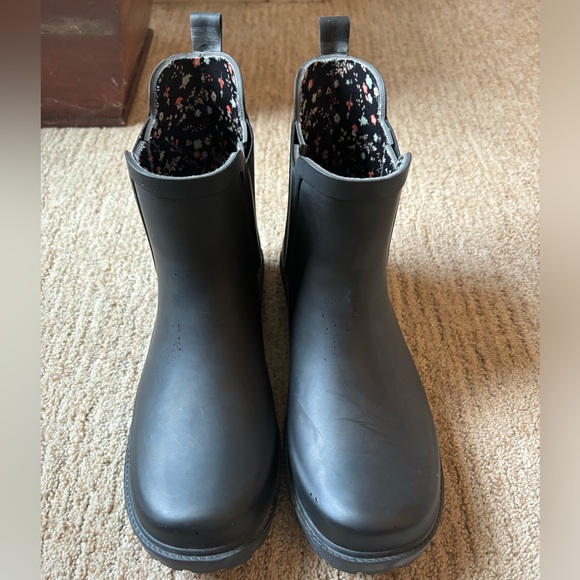 Like new Lucky Brand Chelsea boots - sz9 - Picture 2 of 8